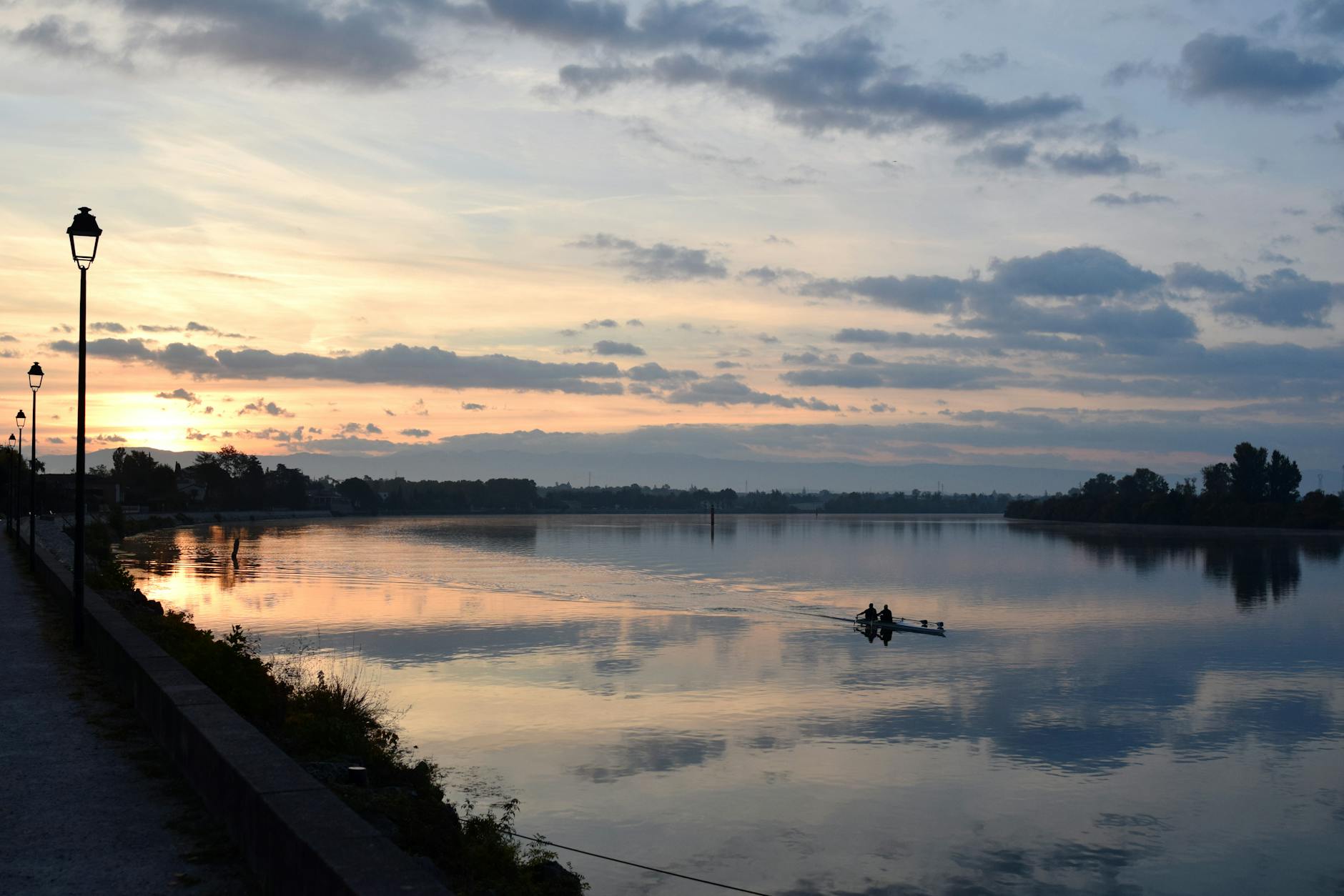 Mapa z zaznaczoną trasą rowerową w okolicach Kalet podczas słonecznego weekendu